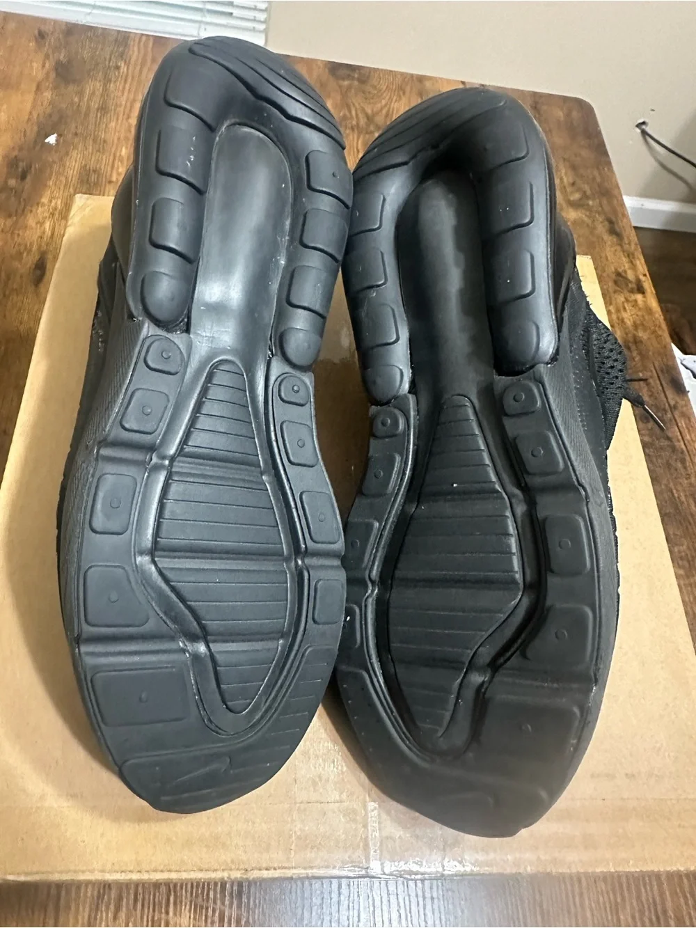 Nike Air Max 270.. Like New.. size 7Y